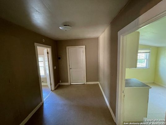Empty room, Interior