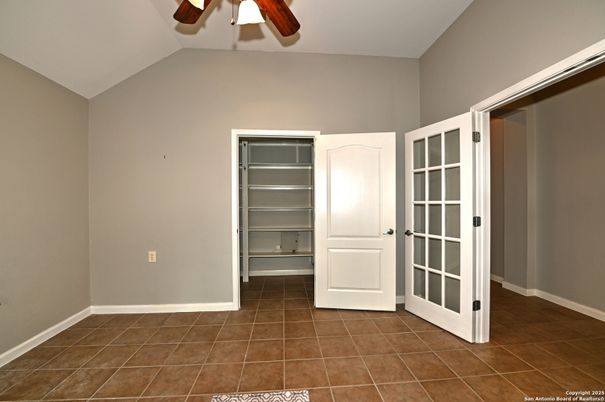 Empty room, Interior