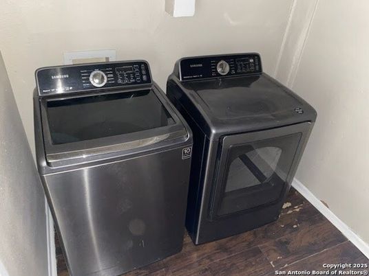 Interior, Washer, Wood Texture Flooring