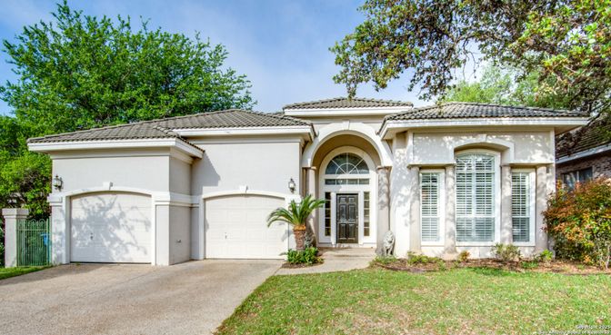 Attached, Exterior, Facade, Mediterranean