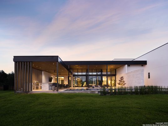 Backyard, Exterior, Facade, Modern