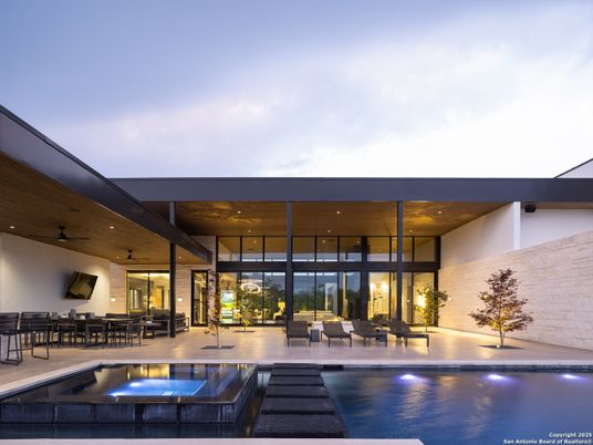 Exterior, Facade, Pool, Modern