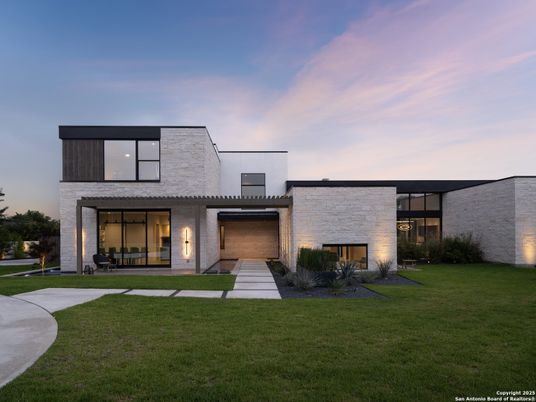 Backyard, Exterior, Facade, Modern