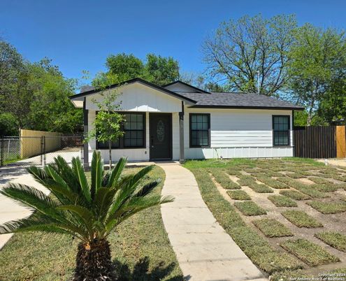 Backyard, Exterior, Facade, Ranch