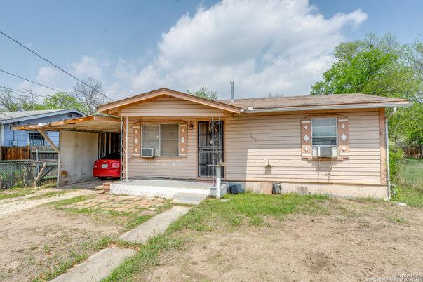 Exterior, Facade, Ranch