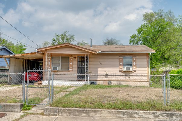 Exterior, Facade, Ranch