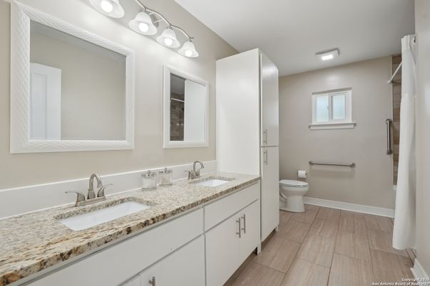 Bathroom, Dual Sink Vanities, Interior