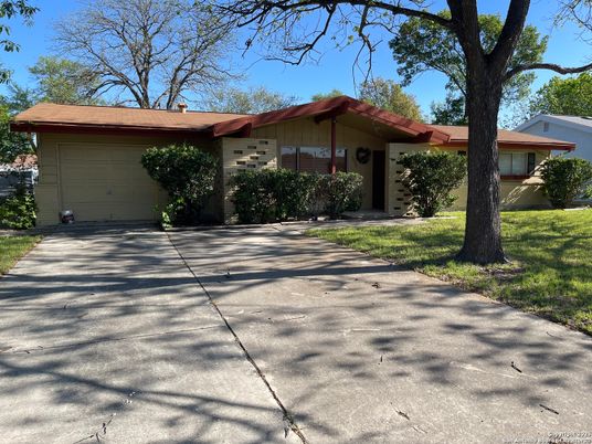 Attached, Exterior, Facade, Ranch