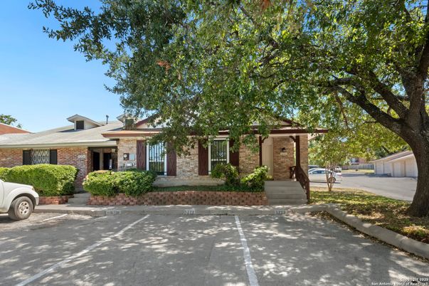 Exterior, Facade, Brick Facade, Ranch