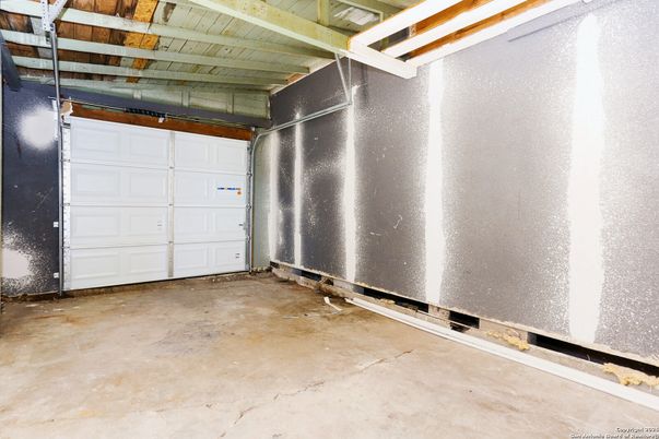 Garage, Interior, Wooden Beams