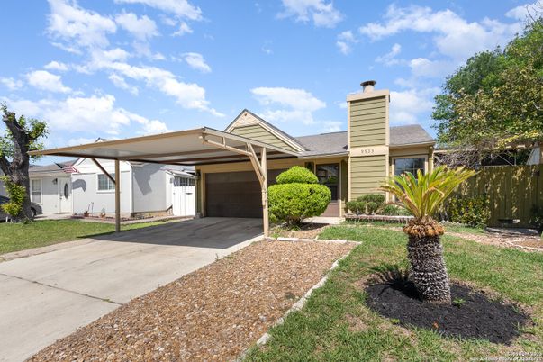 Attached, Exterior, Facade, Ranch
