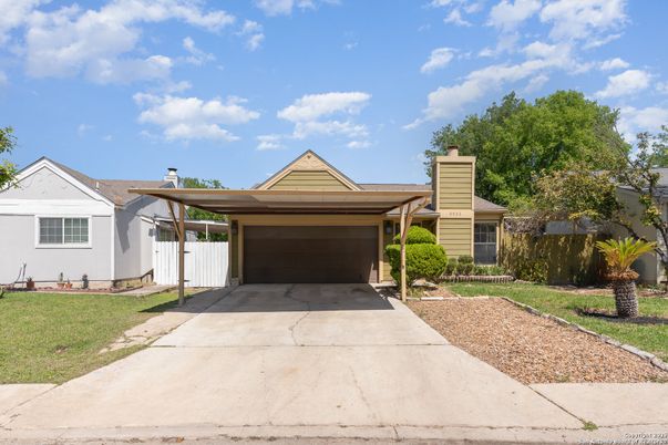 Attached, Exterior, Facade, Ranch