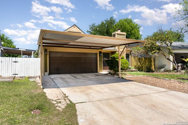 Attached, Exterior, Facade, Ranch