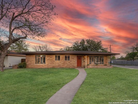 Backyard, Exterior, Facade, Brick Facade, Ranch