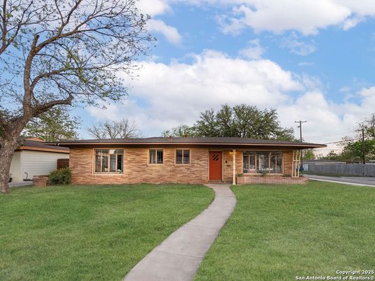 Exterior, Facade, Brick Facade, Ranch