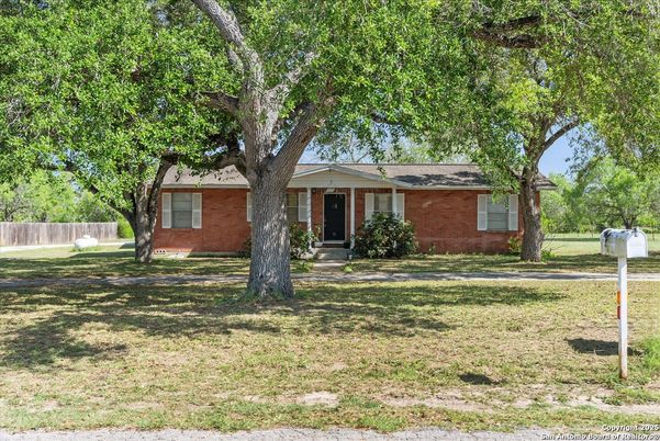 Exterior, Facade, Brick Facade, Ranch
