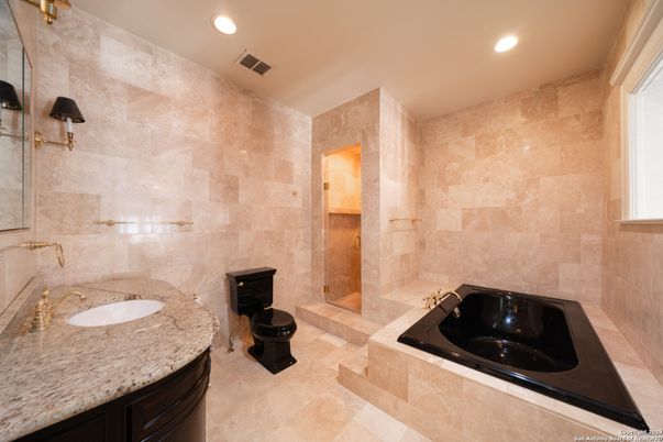 Bathroom, Dual Sink Vanities, Interior, Recessed Lighting