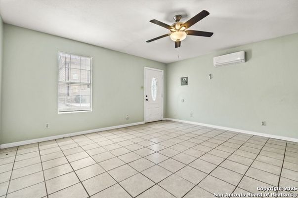 Empty room, Interior