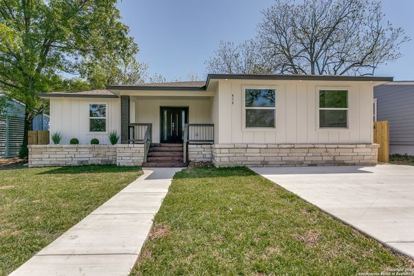 Exterior, Facade, Ranch