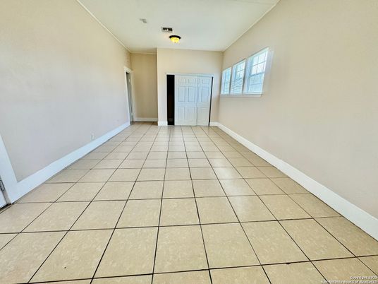 Empty room, Interior