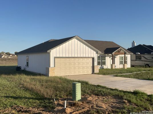 Attached, Exterior, Facade, Farmhouse