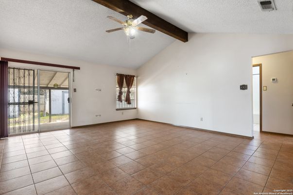 Empty room, Interior, Wooden Beams