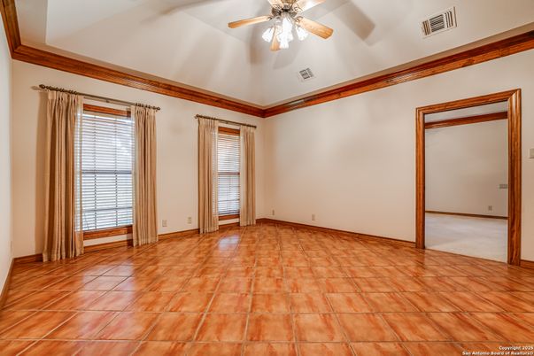 Empty room, Interior