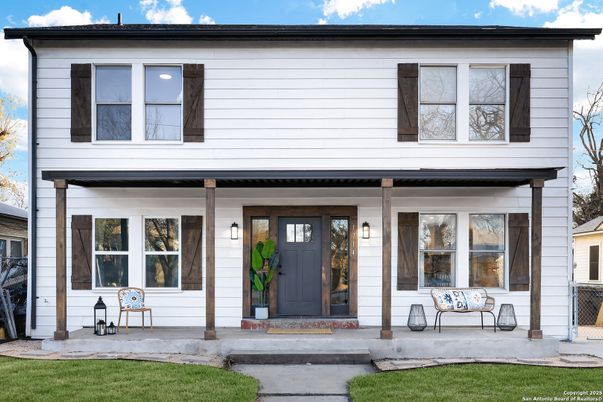 Exterior, Facade, Raised Ranch