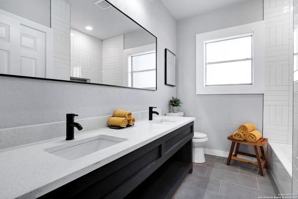 Bathroom, Dual Sink Vanities, Interior, Recessed Lighting