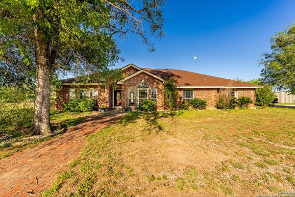 Exterior, Facade, Brick Facade, Ranch