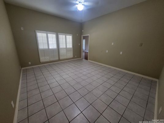 Empty room, Interior