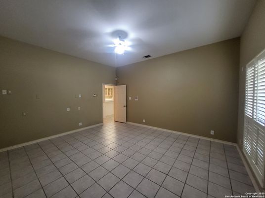 Empty room, Interior