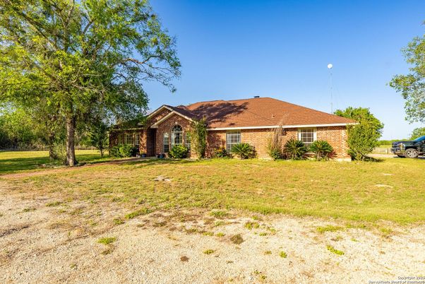 Backyard, Exterior, Facade, Brick Facade, Ranch