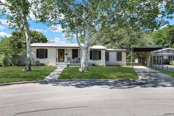 Exterior, Facade, Ranch