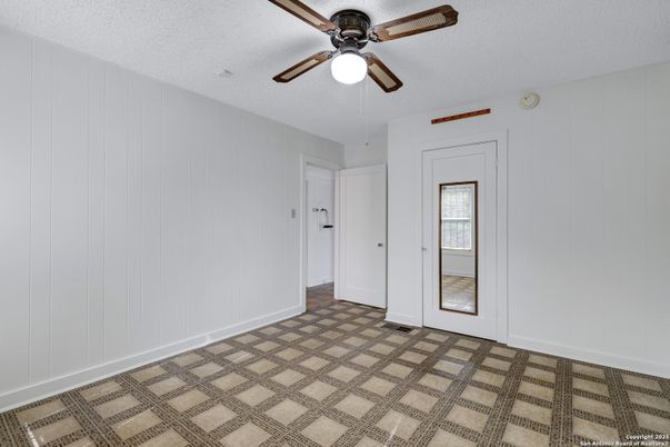 Empty room, Interior