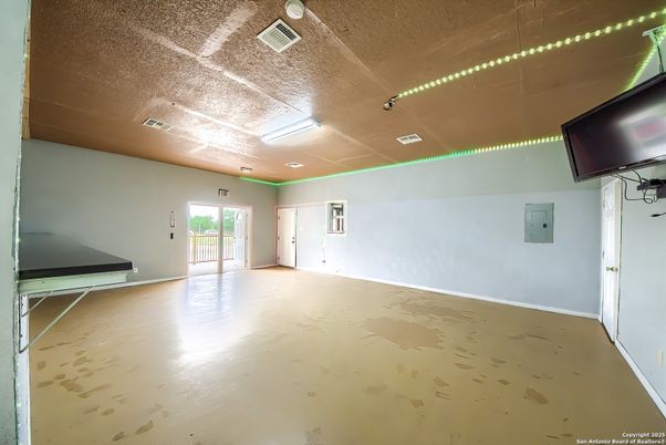 Empty room, Interior