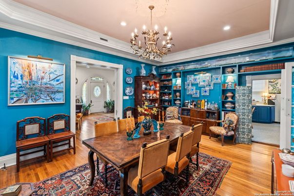 Chandelier, Dining room, Interior, Recessed Lighting, Wood Texture Flooring