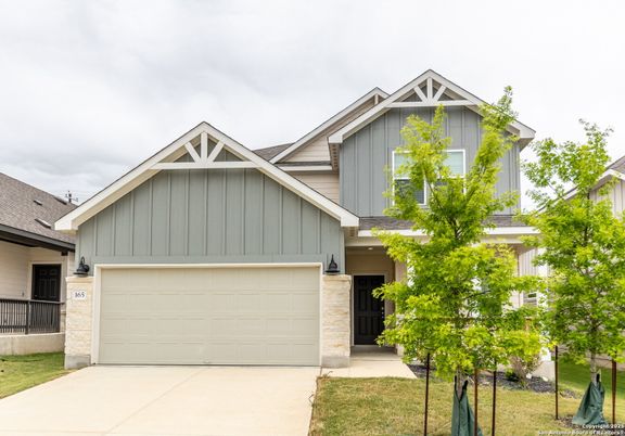 Attached, Exterior, Facade, American Craftsman