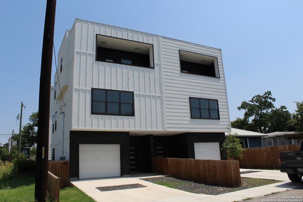 Attached, Exterior, Facade, Rowhouse