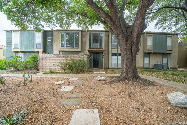 Backyard, Exterior, Facade, Raised Ranch
