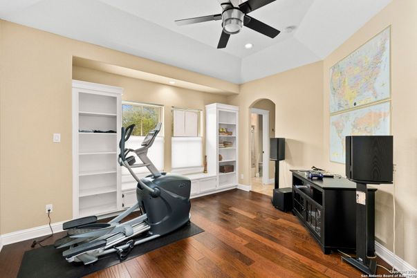 Fitness Equipment, Interior, Recessed Lighting, Wood Texture Flooring