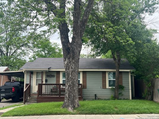 Exterior, Facade, Ranch