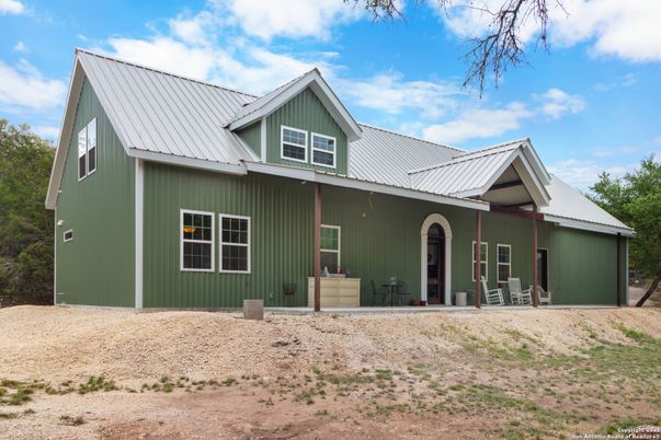 Exterior, Facade, Farmhouse