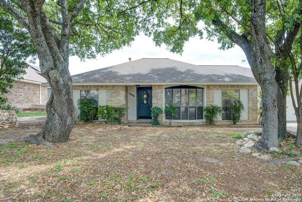 Backyard, Exterior, Facade, Brick Facade, Ranch
