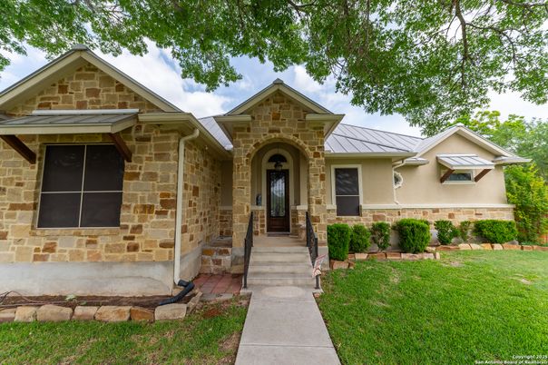 Exterior, Facade, Ranch
