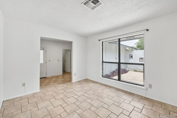 Empty room, Interior