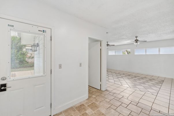 Empty room, Interior