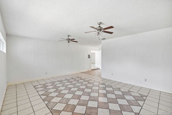 Empty room, Interior