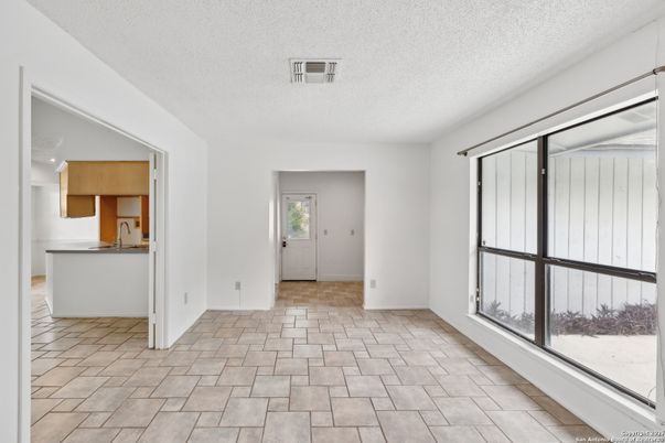 Empty room, Interior