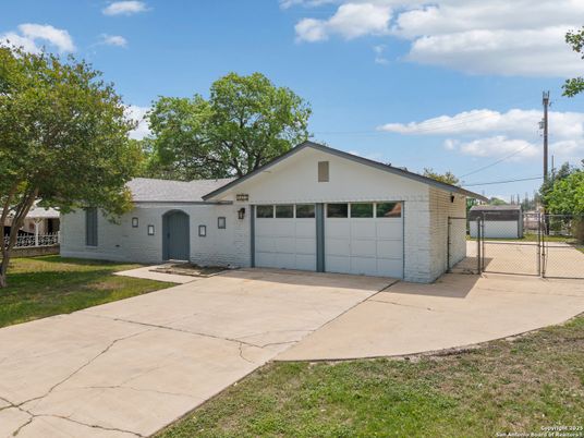 Attached, Exterior, Facade, Ranch
